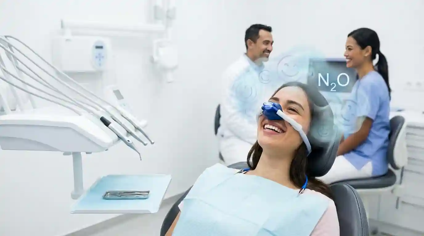 Pasien tersenyum menggunakan masker nitrous oxide (N2O) di kursi dental, didampingi tenaga medis
