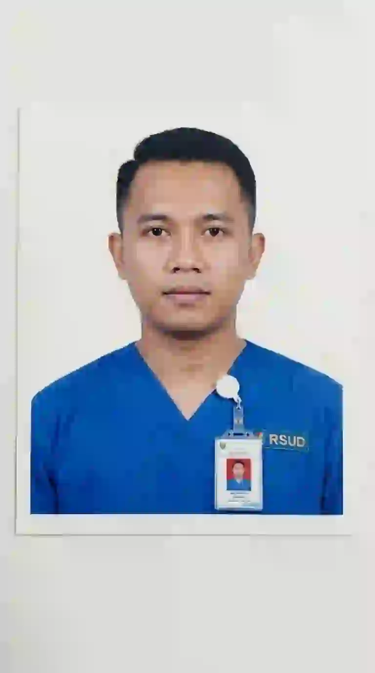 Foto staf rumah sakit (RSUD) mengenakan seragam biru dengan name tag