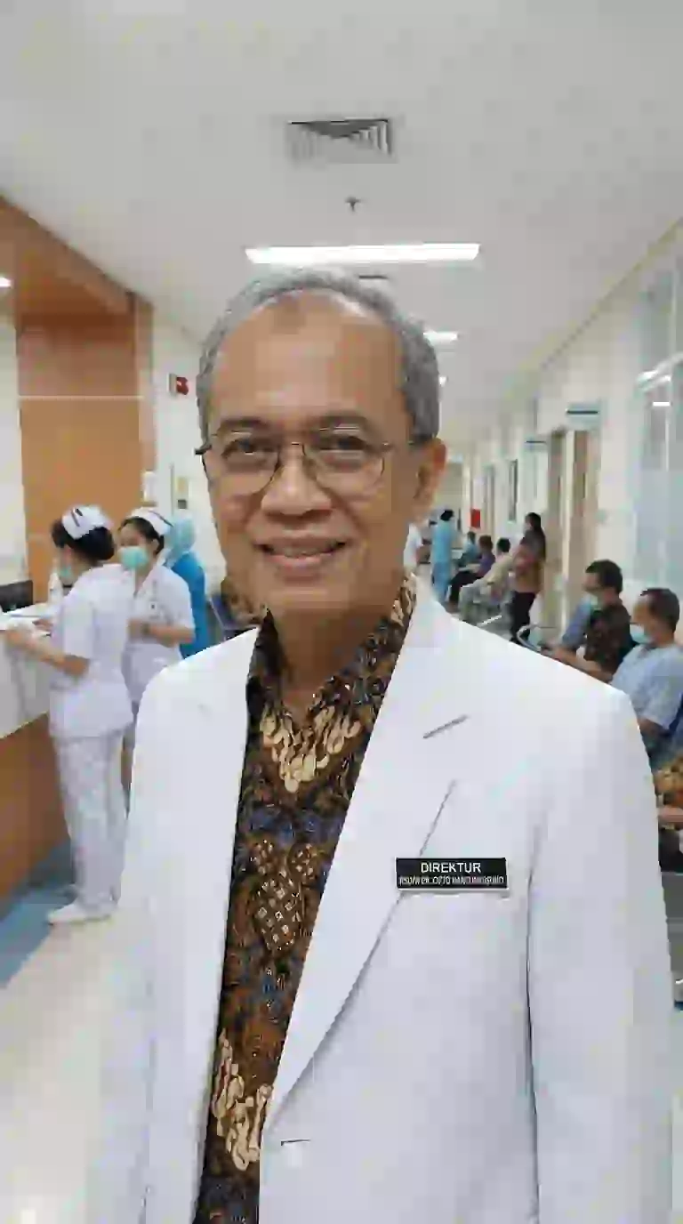Direktur rumah sakit berdiri di koridor ruang perawatan